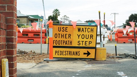 Pedestrians use other footpath sign